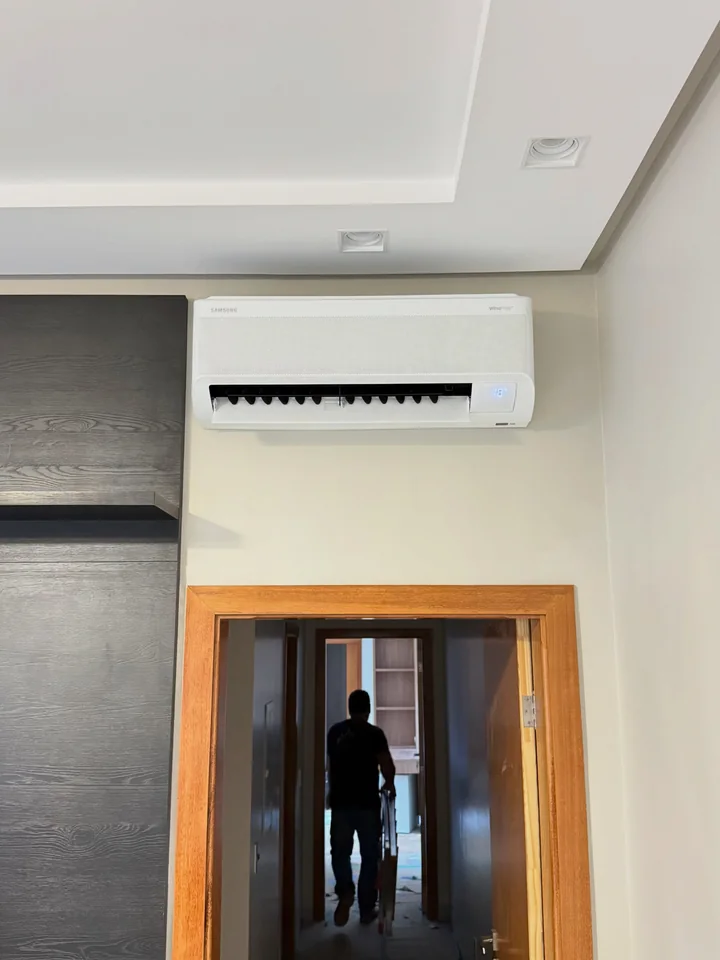 Ar-condicionado split instalado na parede acima de uma passagem interna