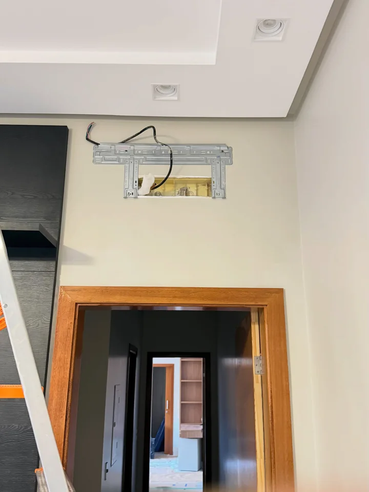 Parede com suporte e tubulação preparados para instalação de ar-condicionado